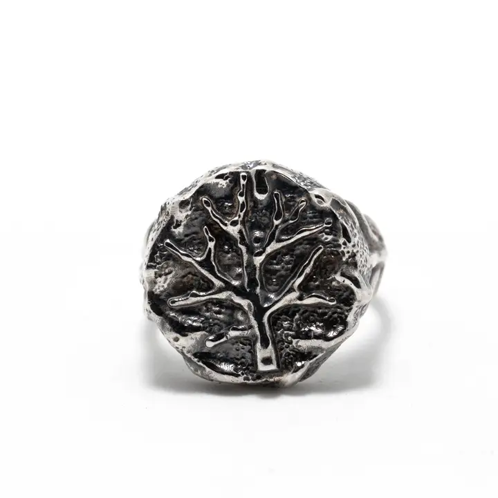 Superficie organica dell’Anello Brunito Coral Meditra, lavorazione artigianale brunita.