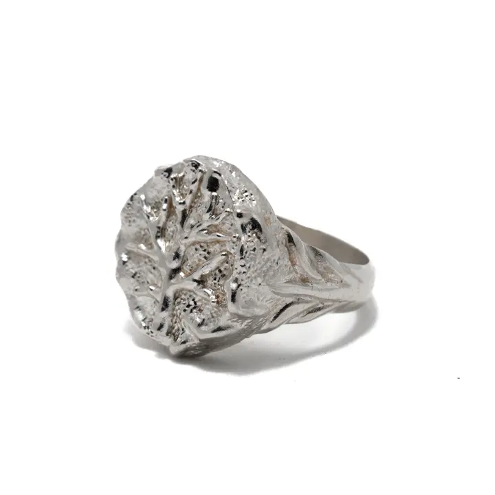 Anello Spazzolato Coral Meditra con finitura spazzolata, design organico ispirato al corallo mediterraneo.