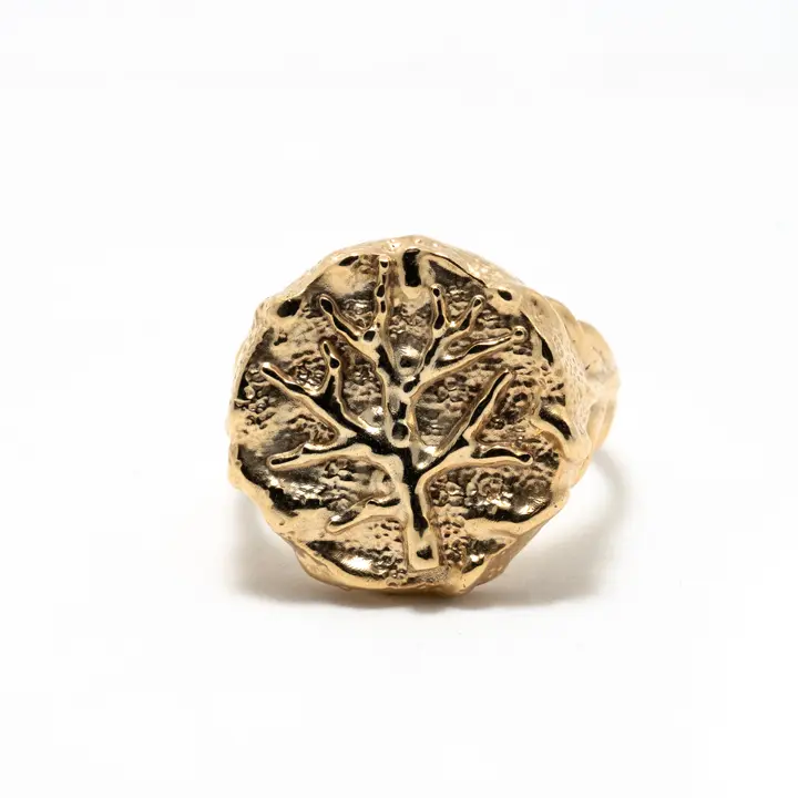Dettaglio dell’Anello Dorato Coral Meditra, texture artigianale ispirata al corallo.